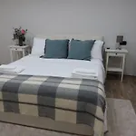 לינה וארוחת בוקר Casa Nika 4*